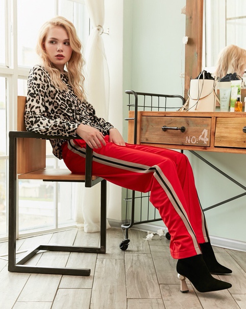 Образ, который хочется рассматривать.Леопардовая блуза, красные брюки с лампасами и ботильоны на необычном каблуке идеально сочетаются между собой. Не бойтесь экспериментировать!