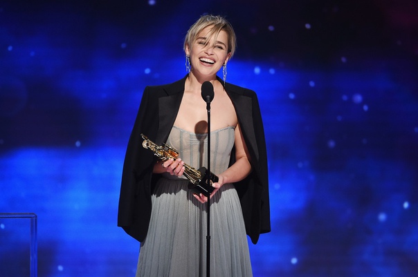 Эмилия Кларк на церемонии вручения премии BAFTA получила статуэтку как лучшая британская актриса года  Мать драконов покорит Вестерос