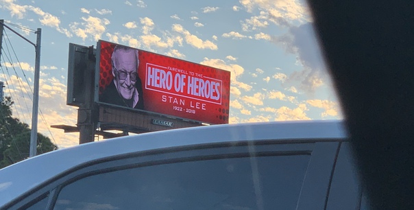 В США, во Флориде вывесили плакат с надписью «Прощание с героем героев» 