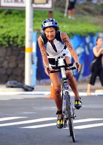 Американка Мадонна Бадер в свои 83 участвует в триатлоне Ironman. Это – бежать 42 километра, плыть 4 и потом еще 180 – на велике. Без перерывов и остановок. У Бадер это занимает около 16-ти часов.