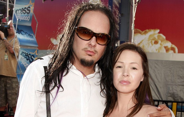 17 августа умерла жена вокалиста Korn Джонатана Дэвиса.