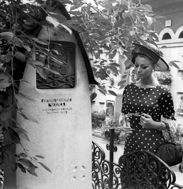 Софи Лорен на могиле А.П.Чехова. Москва, Новодевичье.