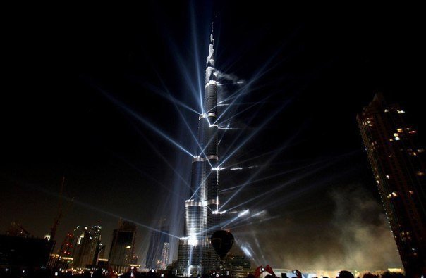 Небоскреб Бурдж, Дубаи. Небоскреб составляет 824,55 метра в высоту и является самым высоким зданием в мире.