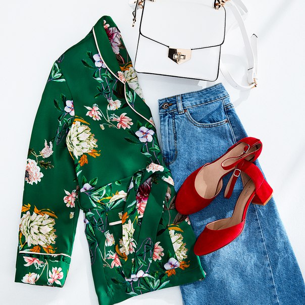 Джинсовая юбка, блузка с цветочным принтом и яркие туфли — актуальный образ для прогулок готов!