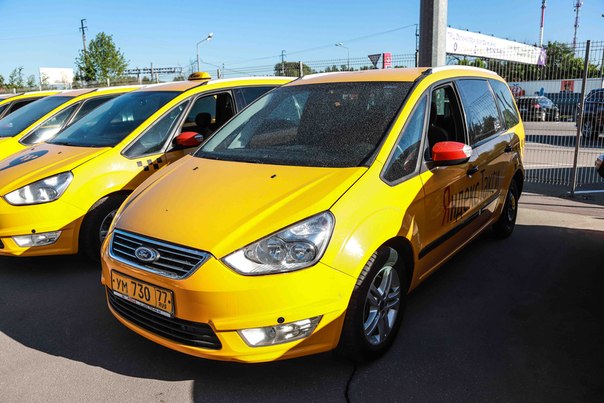На наших Ford Galaxy 2014 года можно работать в такси по тарифам «Комфорт» и «Минивэн». 