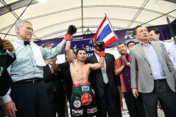 Боксер из Таиланда повторил рекорд Мейвезера.