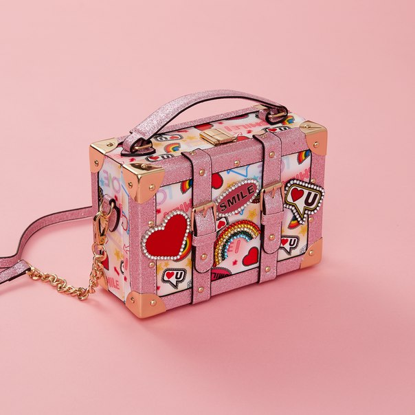 Розовый цвет, блестки, стразы и сердечки – разве можно придумать более девичью сумку Специальная подборка стильных сумок через плечо уже на сайте  