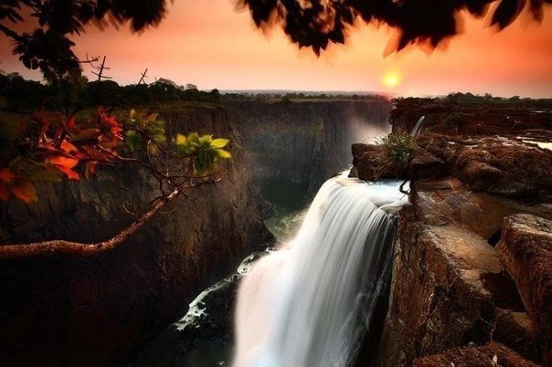 Водопад Виктория на реке Замбези в Южной Африке. Расположен на границе Замбии и Зимбабве